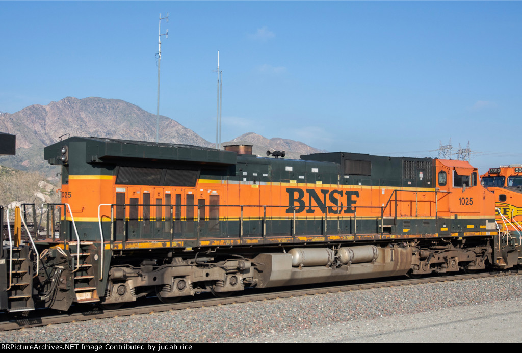 BNSF 1025